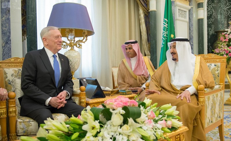 الملك سلمان يلتقي وزير الدفاع الأميركي