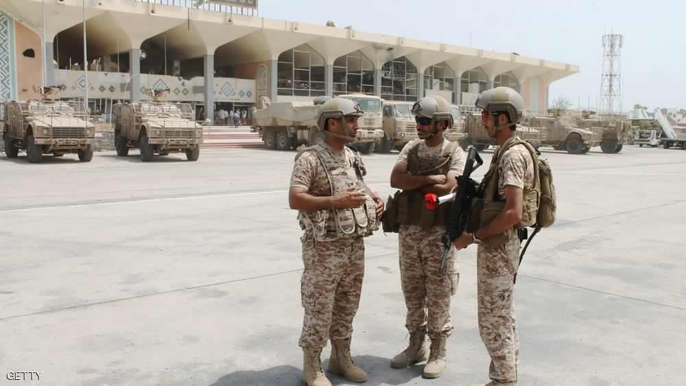 تعزيزات عسكرية تصل إلى مطار عدن لنقلها إلى المخا