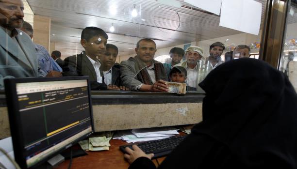 الحكومة اليمنية تُجفف تمويل الحوثيين بالسيطرة على السفر