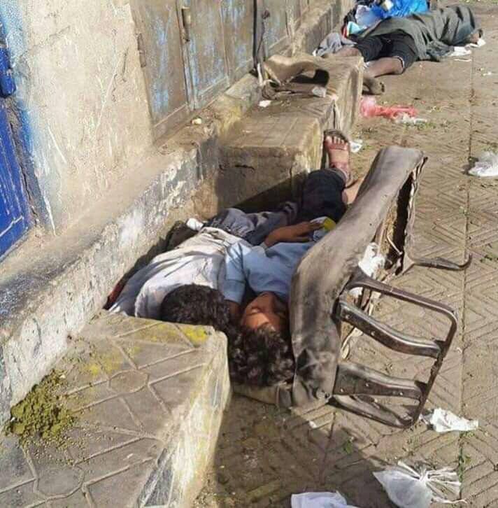 صنعاء:كرسي بائع القات يأوي طفلين شردتهما الحرب