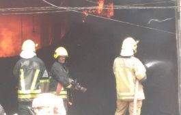 حريق يلتهم مركز تجاري في عدن