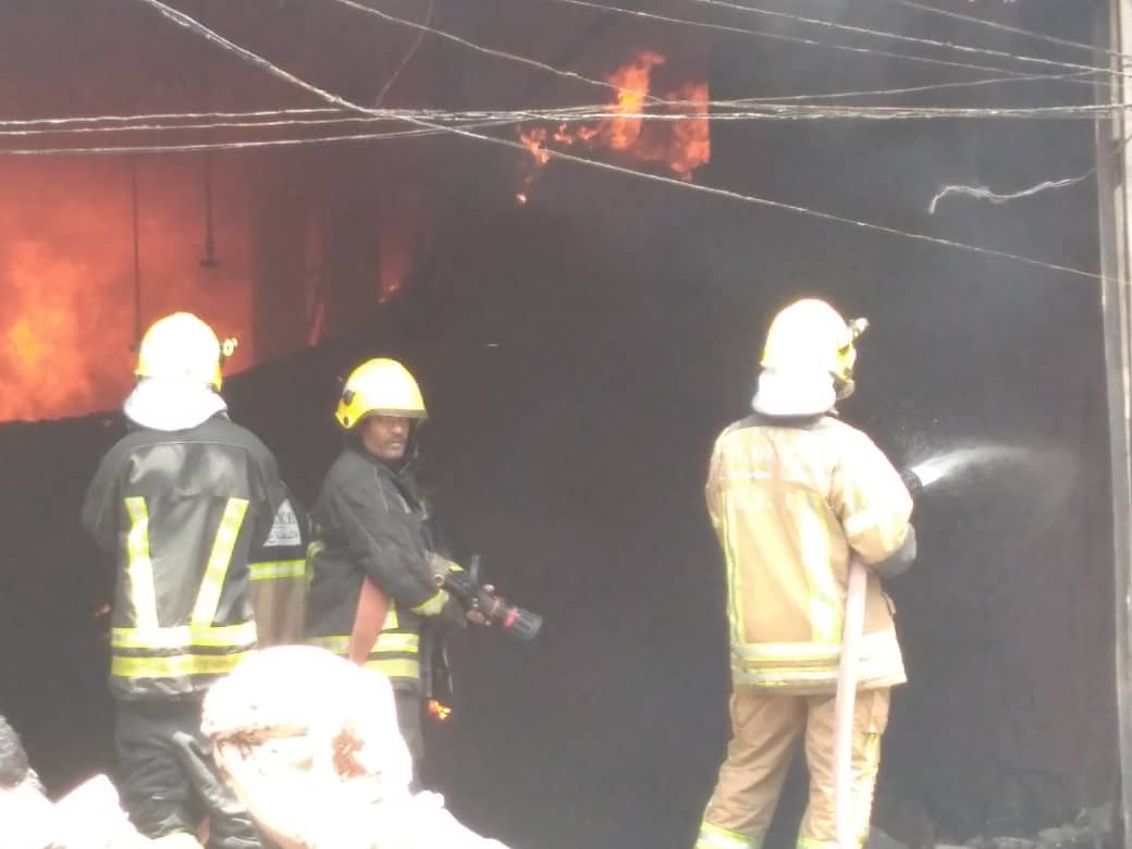 حريق يلتهم مركز تجاري في عدن