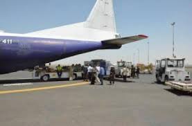 الحوثي يوقف طائرة منظمة دولية في مطار صنعاء ويغلق مخازنها ويحيلها للقضاء
