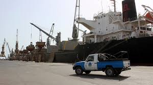 مليشيات الحوثي تحتجز عدد من السفن وتمنع دخولها الحديدة
