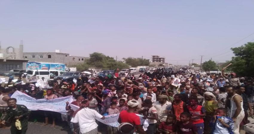مئات المتظاهرين بلحج تطالب بالقصاص من قتلة الأطفال أولاد عامل بصندوق النظافة والتحسين