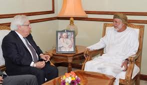 سلطنة عمان تناقش جهود السلام مع المبعوث الأممي إلى اليمن