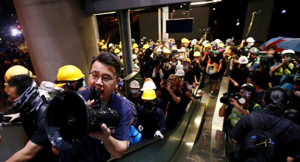 إخلاء برلمان هونغ كونغ بشكل عاجل بسبب الاضطرابات المستمرة