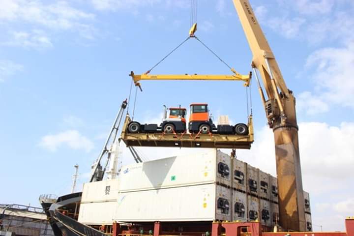 وصول أربع آليات جديدة مخصصة لمناولة الحاويات في ميناء المكلا