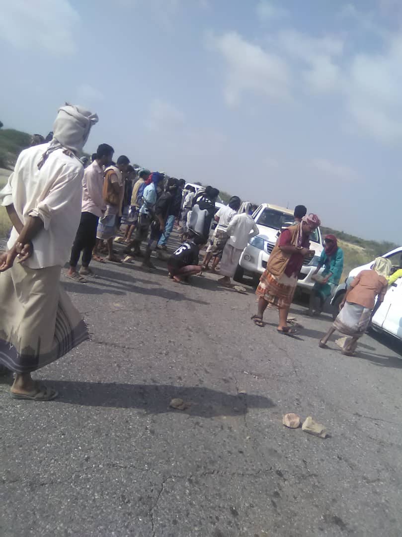 قطع الطريق العام الرابط بين عدن وشبوة من قبل جنود باللواء الثالث حماية رئاسية