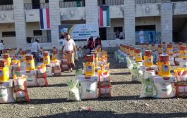 توزيع 80 سلة غذائية لنازحي الحديدة بمدينة تعز