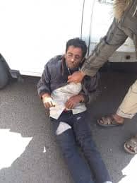 شاب يمني يسقط في أحد شوارع المدينة من شدة الجوع