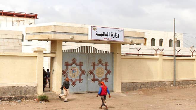 البنوك والمصارف تعتذر عن الاستمرار في صرف رواتب المتقاعدين وموظفي الدولة في مناطق سيطرة الحوثيين