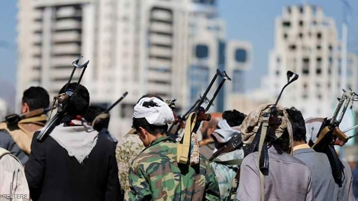 جماعة الحوثي تداهم عزلة في الحشاء وتعتقل المواطنين وتنهب ممتلكاتهم