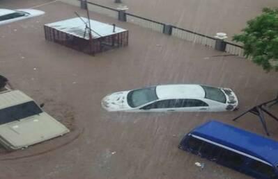 غرق طفلين و والدتهما جراء تدفق السيول في العاصمة عدن