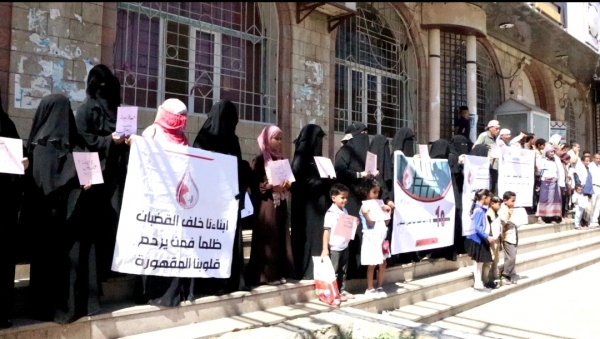 امهات المختطفين: 305 مختطفا من ابناء تعز في سجون الحوثيين يتعرضون للتعذيب