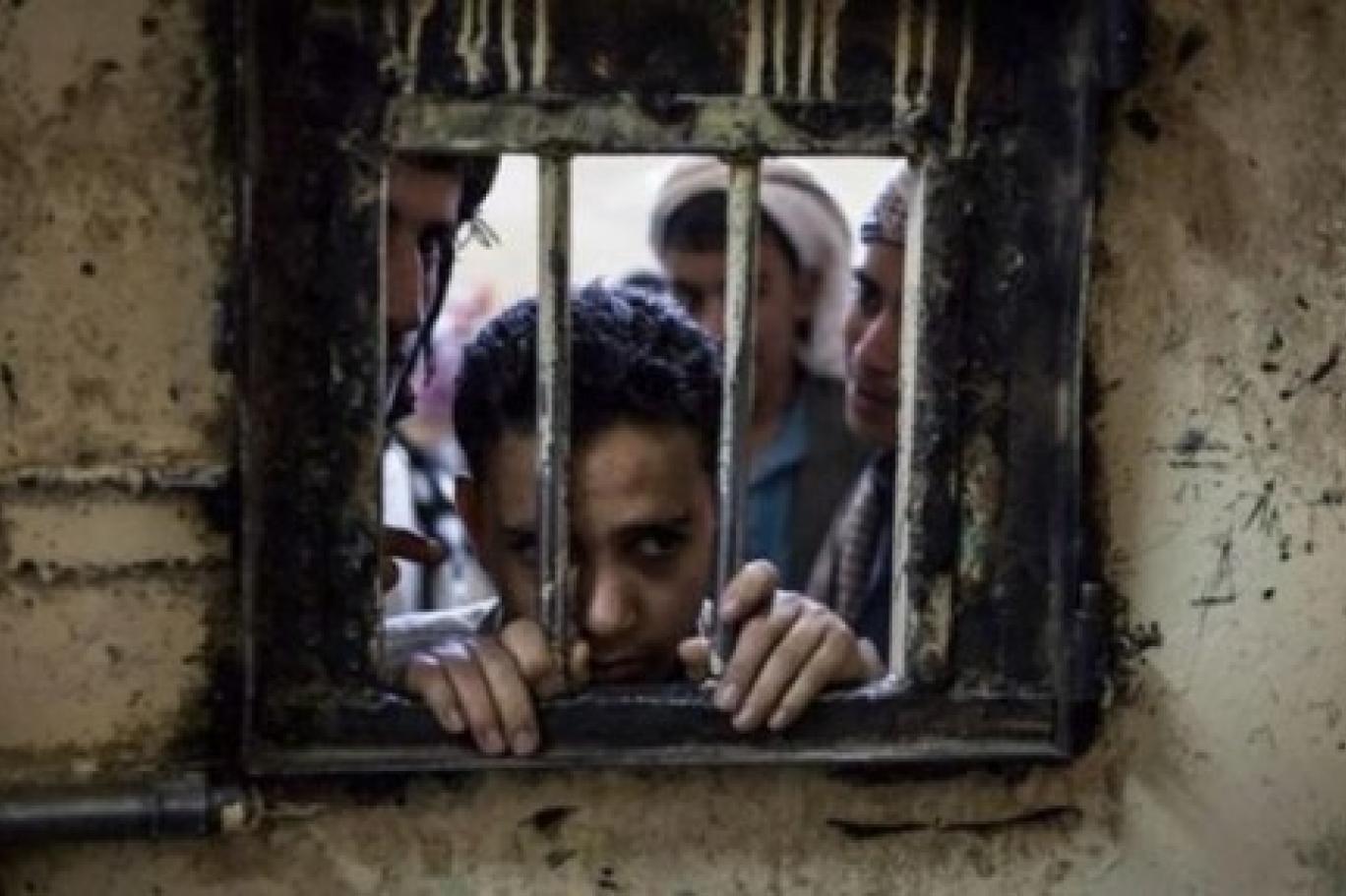 وفاة أم مختطف أمام أحد السجون الحوثية بمحافظة إب