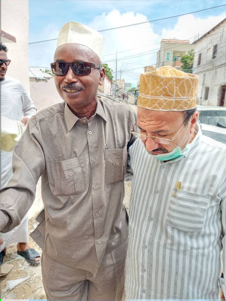 رئيس الجالية اليمنية بالصومال يقدم واجب العزاء لاسرة الفقيد العمودي