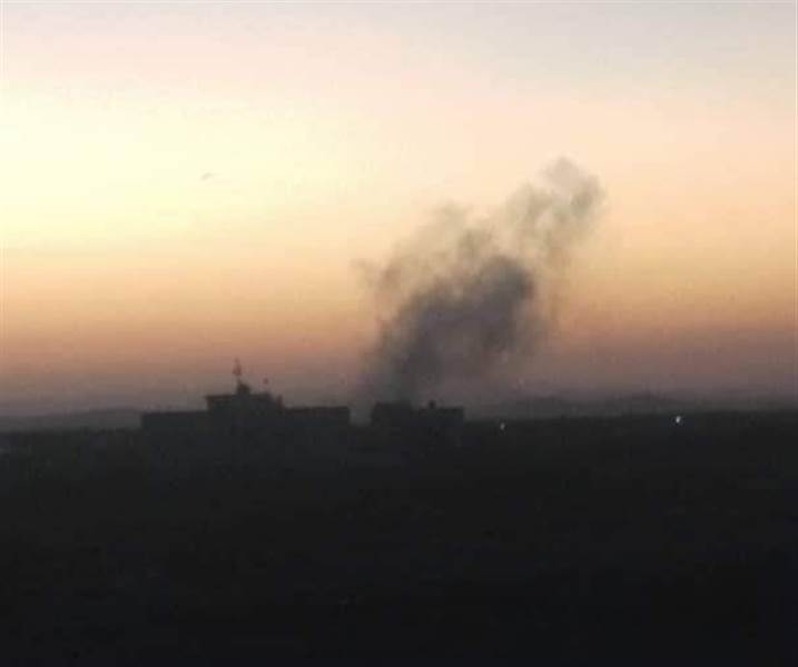 الحوثيون يستهدفون محيط مدينة عتق بصاروخ بالستي