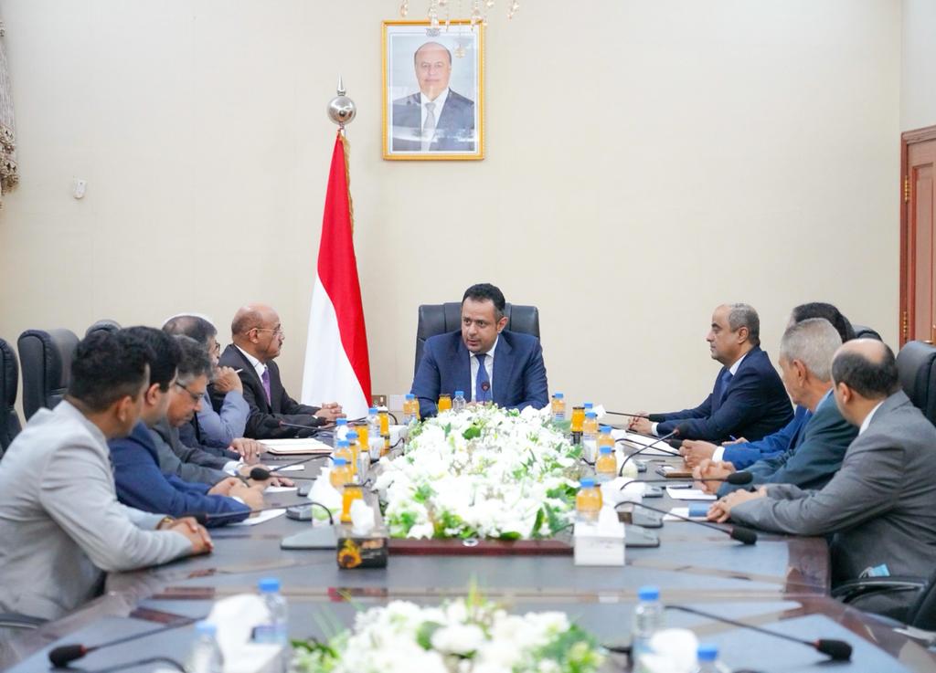 رئيس الوزراء يرأس اجتماع في عدن لقيادة البنك المركزي ووزارة المالية