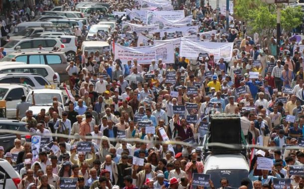 تظاهرة شعبية حاشدة بتعز للمطالبة بفتح الطرقات الرئيسية