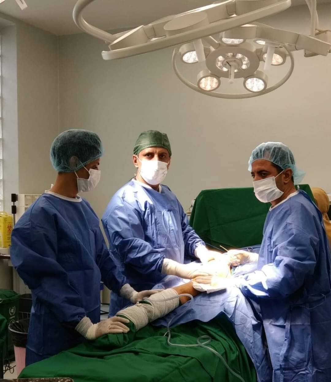 فريق طبي بهيئة مستشفى الثورة ينجح بزراعة مفصل صناعي لسيدة ستينية