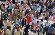 مظاهرة حاشدة تطالب بإعادة الكهرباء الحكومية بتعز