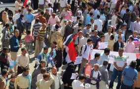 مظاهرة حاشدة تطالب بإعادة الكهرباء الحكومية بتعز