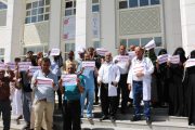 وقفة احتجاجية لموظفي مستشفى الثورة بتعز