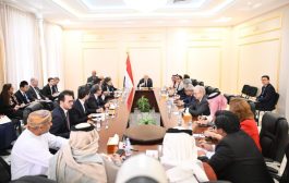 العليمي يستغرب التحذيرات الإماراتية ويؤكد تقدم الحكومة في توحيد القرار الأمني والعسكري