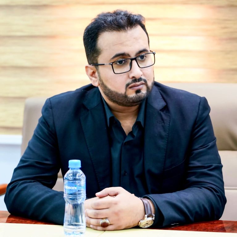 وزير الخدمة المدنية يتبنى معالجة قضية الموظفين النازحين