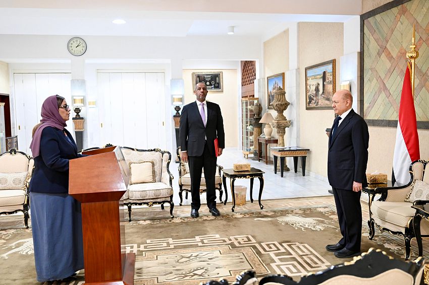 سفيرة اليمن لدى الولايات المتحدة تؤدي اليمين الدستورية امام رئيس مجلس القيادة الرئاسي
