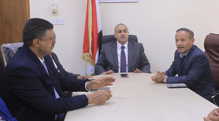 في إطار استكمال الربط الشبكي وتسوية حسابات الحكومة.. اللجنة المشتركة تطلع على سير عمل فرع البنك المركزي بمأرب