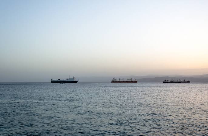 رويترز: الحوثيون يدرسون فرض رسوم على السفن التجارية التي تعبر البحر الأحمر