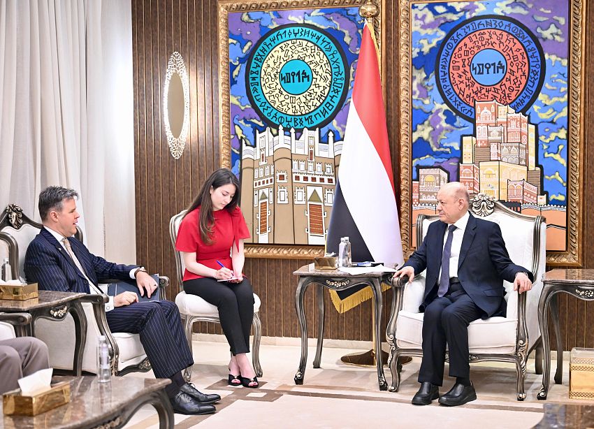 رئيس مجلس القيادة: استهداف ميناء المخا يكشف حرب المليشيات الممنهجة على مقدرات الشعب اليمني وشرايين حياته