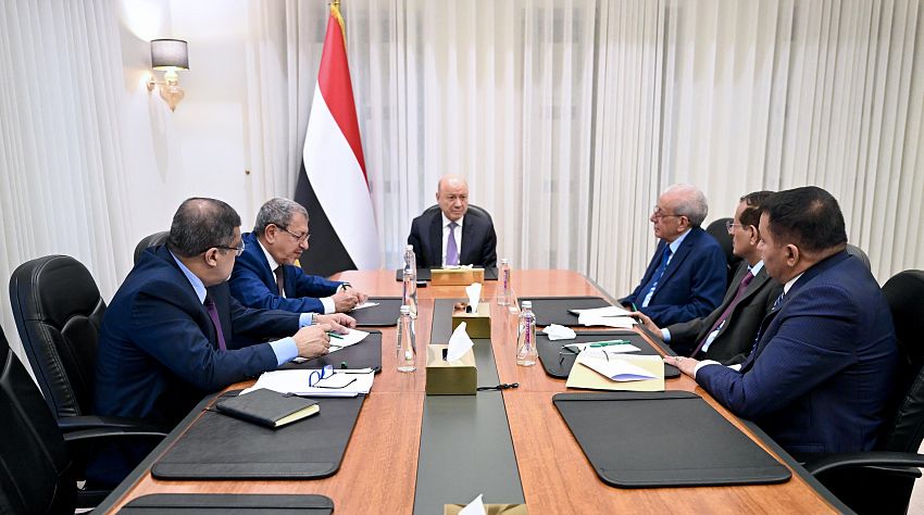 رئيس مجلس القيادة يؤكد دور القضاء في معركة استعادة مؤسسات الدولة ومكافحة الإرهاب وحماية حقوق الضحايا