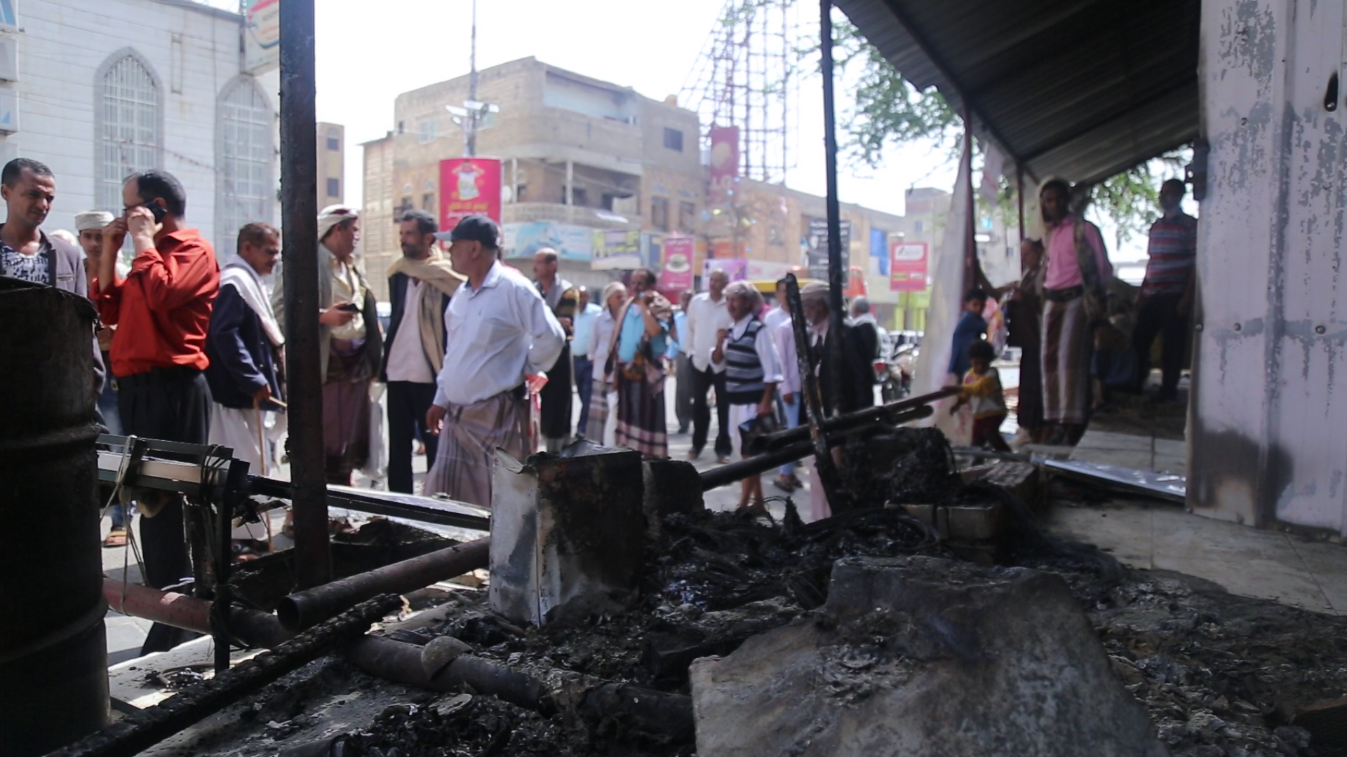 تعز : إحراق ساحة الحقوق والحريات ليلآ وسط منطقة مغلقة عسكريآ