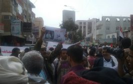 مسيرة حاشدة في تعز تستنكر محاولة اغتيال محافظ المحافظة وتطالب باستكمال التحرير