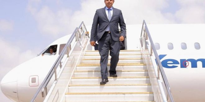 رئيس الوزراء يصل العاصمة المؤقتة عدن قبل قليل