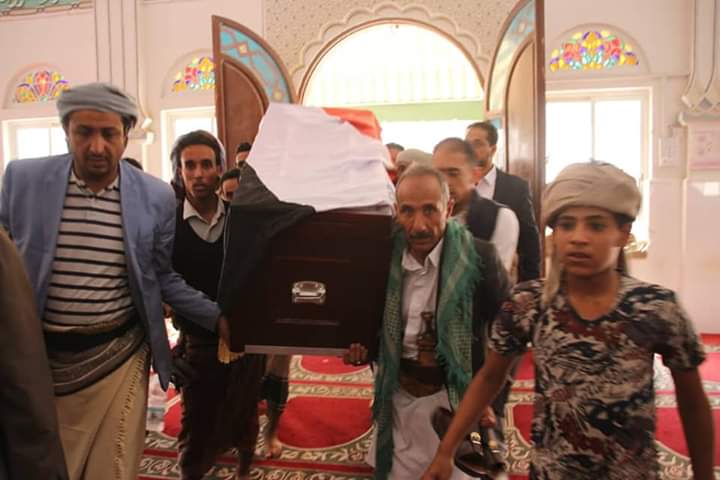 المئات من ابناء تعز يشيعون جثمان السفير عبدالملك الوحش.
