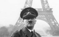 هتلر أمام البرج الذي تمر 130 سنة على افتتاحه في باريس