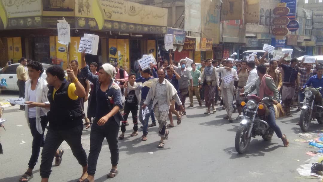 مسيرة لأصحاب البسطات والعربيات في تعز