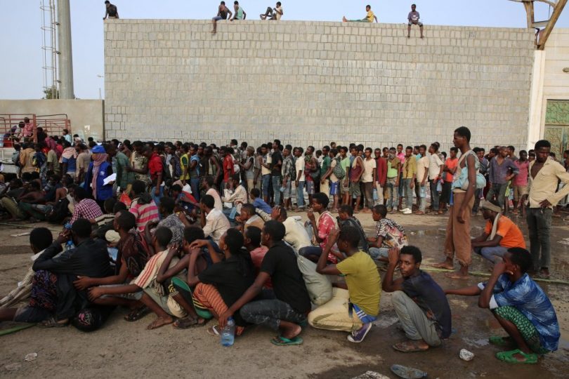 جهود دولية تسعى لإطلاق سراح آلاف المهاجرين الافارقة محتجزين جنوب اليمن.