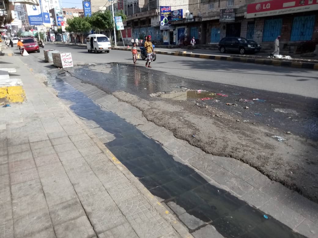 تعز: انتشار مياه المجاري في شارع جمال