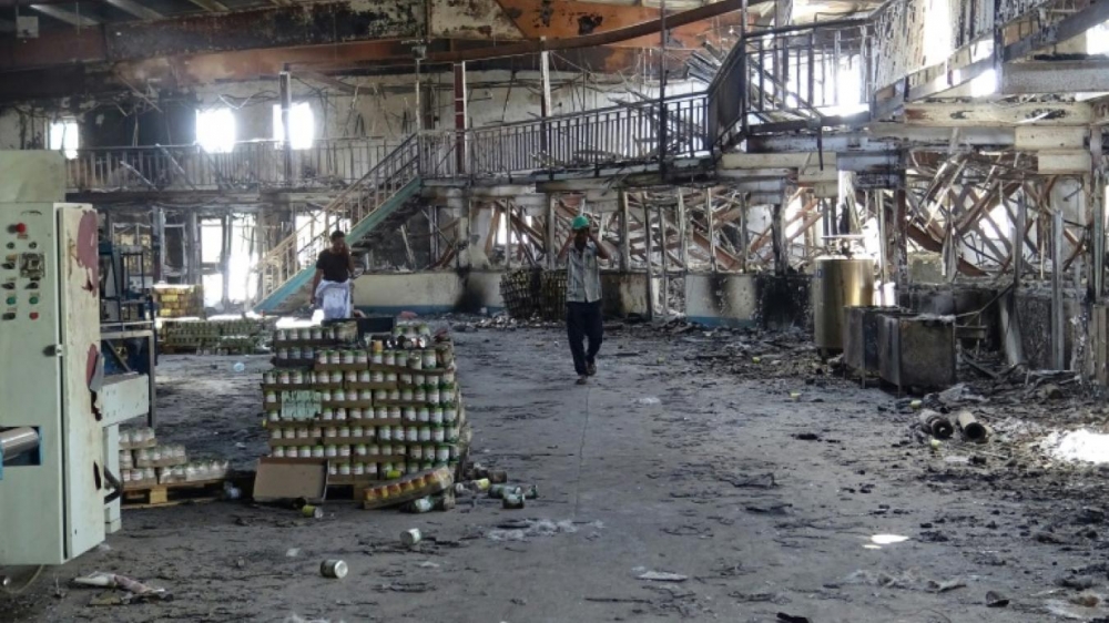 مليشيات الحوثي تدمر مصنع الألبان في الحديدة وتقتل أحد العاملين