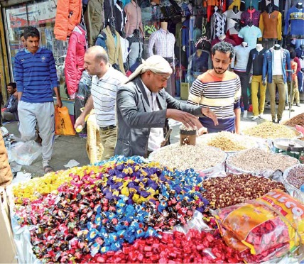 أجواء العاصمة صنعاء وأسواقها قبل قدوم العيد بساعات تكتظ بالمتسوقين لشراء حاجيات العيد
