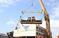 وصول أربع آليات جديدة مخصصة لمناولة الحاويات في ميناء المكلا