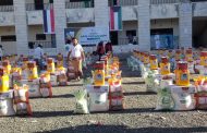 توزيع 80 سلة غذائية لنازحي الحديدة بمدينة تعز