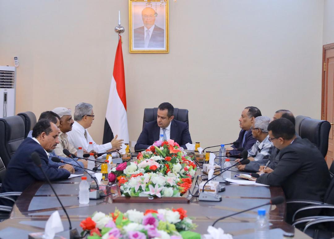 رئيس الوزراء يلتقي لجنة معالجة قضايا المبعدين من وظائفهم جنوب اليمن