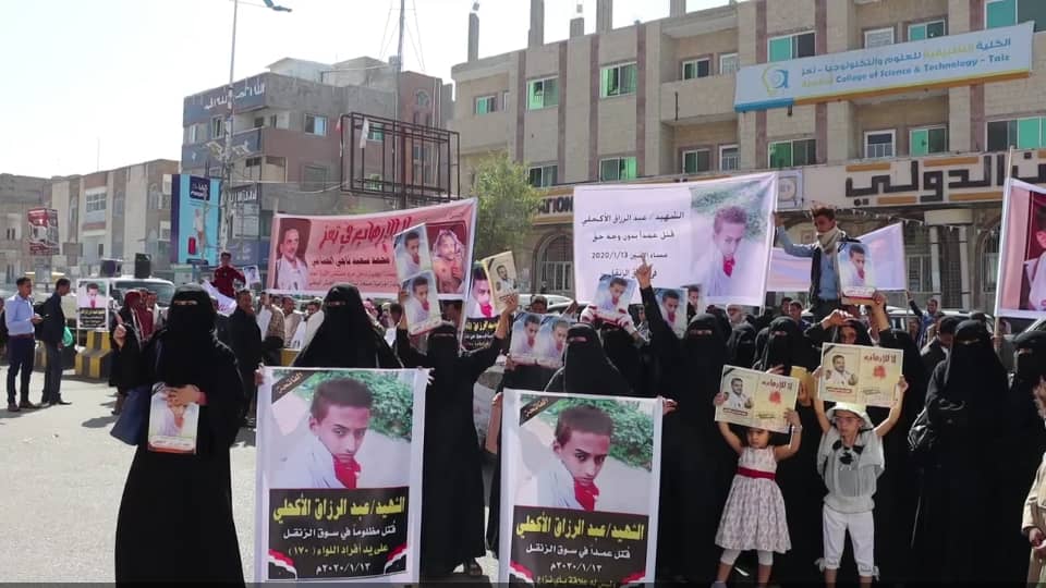 وقفة إحتجاجية لاسر ضحايا الانفلات الأمني بمدينة تعز