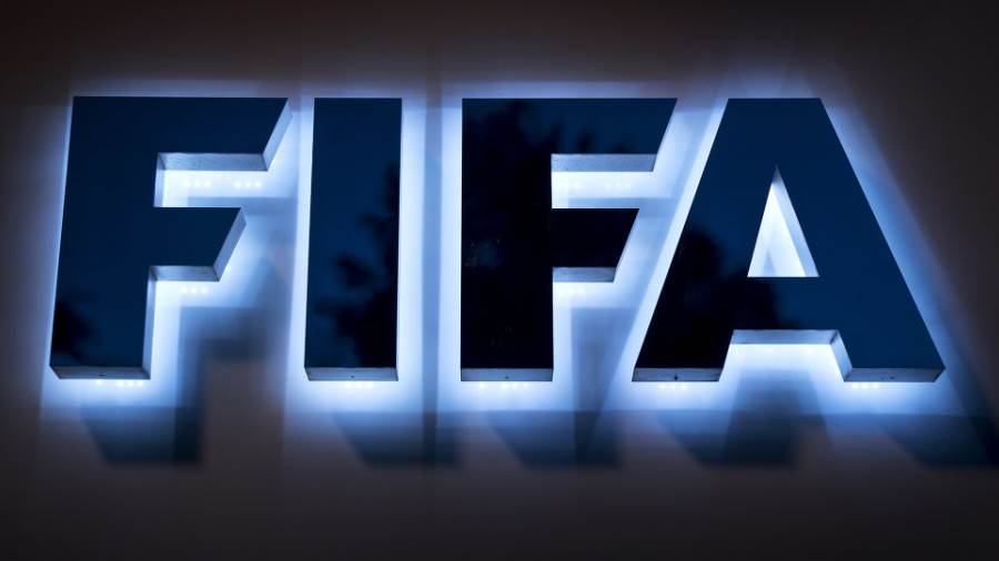 الفيفا يطالب الأندية الإسبانية إلغاء التعاقدات خارج سوق الانتقالات الرسمية